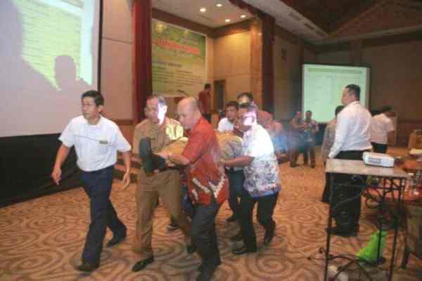 bupati_pingsan