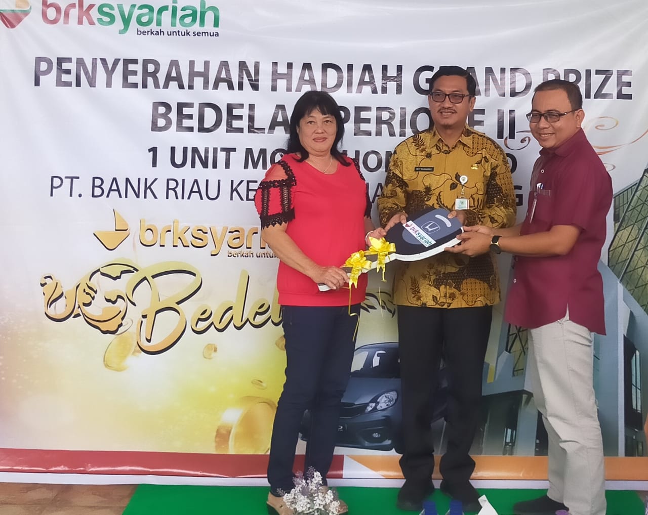 Penyerahan hadiah dari Program Tabungan Bedelau II BRK Syariah Cabang Ranai (12/01/23)