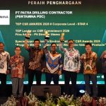 Penyerahan penghargaan yang di terima oleh Fitra Adriza (kanan), Rahmat Wijaya (tengah), Agam Munawar (kiri) di dampingi dewan juri Top CSR 2026