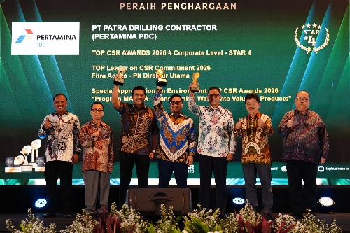 Penyerahan penghargaan yang di terima oleh Fitra Adriza (kanan), Rahmat Wijaya (tengah), Agam Munawar (kiri) di dampingi dewan juri Top CSR 2026