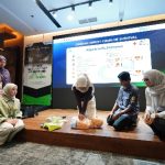 Para karyawan PDC yang sedang melakukan praktek pertolongan pertama dan tindakan RJP