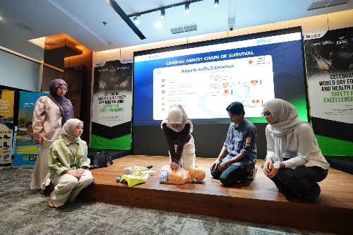 Para karyawan PDC yang sedang melakukan praktek pertolongan pertama dan tindakan RJP