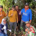 Act. Area Manager EMP Bentu - Korinci Baru Limited, Dadi Mulyadi (dua dari kiri) pada saat pemberian bibit dan ikut bergotong-royong bersama warga Sialangrampai, Minggu (31/5/2026)