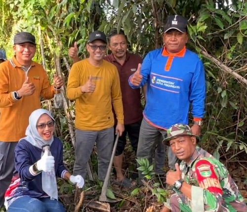 Act. Area Manager EMP Bentu - Korinci Baru Limited, Dadi Mulyadi (dua dari kiri) pada saat pemberian bibit dan ikut bergotong-royong bersama warga Sialangrampai, Minggu (31/5/2026)