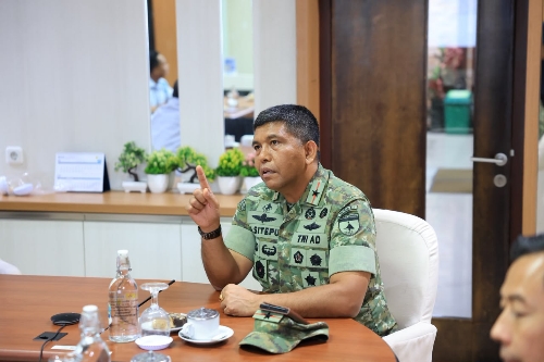 Komandan Korem 031/Wira Bima, Brigjen TNI Dr. Agustatius Sitepu, S.Sos., M.Si., M.Han., menyampaikan pandangannya dalam diskusi bersama jajaran manajemen PLN UID Riau dan Kepulauan Riau saat kegiatan silaturahmi di Kantor PLN UID Riau dan Kepulauan Riau, Pekanbaru, Selasa (7/7).